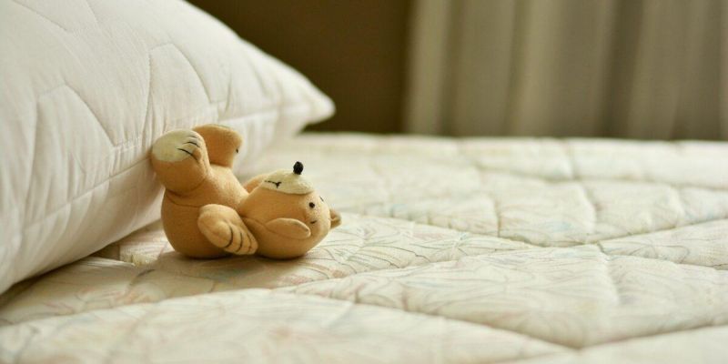Почему важно регулярно чистить матрас? Главные причины и советы